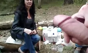 Der Sklavenjunge saugte zuerst einen, dann begann der andere, seine Beine zu spreizen. Einer der Tische beginnt, es in das Loch zu brechen und den Boden und den Boden zu legen, um sie zu durchbohren. Dann brechen sie mit gratis erotik reife frauen beiden Händen und Beinen in das Kind ein und benutzten es bis zum Ende der Arbeit.