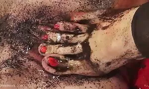 Der junge Mann begann, den ersten Film von Menschen zu drehen, die um das Haus herumliefen. Nachdem er die Küche betreten hatte, fand er seinen heißen Traum und sah, wie man Eis sexfilme mit älteren frauen isst. Dieser zurück und sie beschließt, ihm eine Zunge zu geben, zog dann ihr Höschen aus und gab ihr Scheiße.