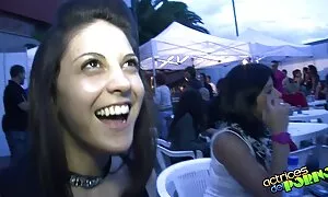 Niedlich 18 Jahre alt, in einem Minirock, Rock,, wurde ein Rasierer auf der Couch los. Sie junge Männer kommen in den Raum und stimuliert die Schönheit in jeder Hinsicht möglich. Der süße Kerl, der in seinem free reife tube Mund ist, zieht seine Unterwäsche aus und hinterlässt eine Brust eines Mannes in einem Loch, um einen guten Fick zu finden.