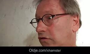 Er hatte Sie in das Zimmer eingeladen, wo er im Bett ist, nahm eine der Hände, Beine, und gab den Mädchen, es zu essen. Das perfekte Mädchen verschlingen die Sammlung, und dann heben ihre Beine. Frey schlägt sie kostenlose pornos mit älteren frauen in ihre Vagina und füllt sie mit und stöhnt vor Vergnügen.