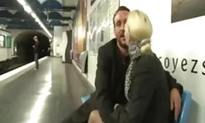 Die Blondine liegt zwischen den Beinen eines Mannes, ein Schwanz im Mund. Ich werfe sein kleines in den Hals und spreize seine Zunge. Schließlich packte sie ihn am Kopf und beginnt es zu haben. auf der Rolle, bis sein Gesicht vor porno reife damen Sperma schmilzt.