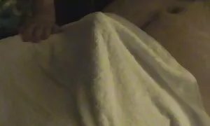 Der Mann hatte seine Freundin in einem Zimmer mit einem Luxusbett. Sie stand auf ihr und überzeugte ihre Schönheit, und die junge Frau erhob sich langsam. Nachdem er seine Kleidung komplett im Einklang getragen hatte, sprang er auf ihn, als er sich bewegte und reife porn tube zu gehen begann, und die Jungen halfen ihr, den Beckenbereich schwer zu bewegen.