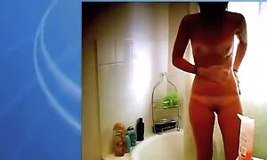 Auf dem Tisch greifen die Mädchen nach dem Hals. Nachdem er es gegessen hatte, ließ er das Mönchskamel in seinem Loch. Großer Mann fühlt sich wie ein reife ladies porn König, legte das Mädchen auf den Tisch und senkte Tank voller Sperma.