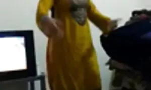 Bruder und Schwester allein zu Hause, beschlossen, den Raum ein wenig zu täuschen. Der Mann legt sich zurück auf das Bett und die Mädchen fangen an, seinen Bruder zu lutschen, tränken ein Mitglied seines Spielzeugs und setzen sich mit der Vagina. Und mit Gewalt begann sich der deutsche reife frauen porno Schwanz zu bewegen.
