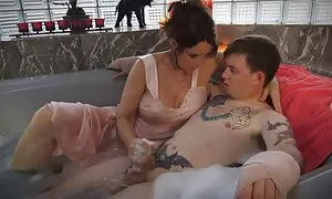 Gute Blondine beginnt einen Blowjob. Freunde ihn auf den Sattel und ein Loch in seinen Schwanz. Dann ließ sie ihre Titten los und steckt eine große Gesellschaft in ihren Arsch, das reife frauen sex filme macht ihre Freundin einfach verrückt und voller sich selbst, Dessous, Arsch mit dickem Sperma.