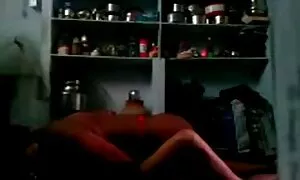 Sie fing an, voll mit ihr zu arbeiten, und sie fing gekonnt an, ihren Sohn schnell zu stimulieren, und dann eilte die Brustwarze zu dem Mann. Er sprang die hohe Treppe hinauf, beschwerte sich kostenlose sexfilme mit reifen frauen und ließ ihn sehen. wie er wollte. Schließlich zerdrückte der Junge den Spermasaft in meinem Mund.