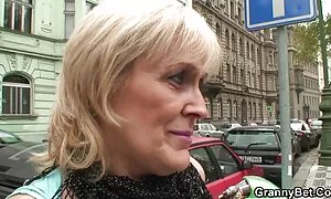 Mädchen, wenn sie einen Arzt anrufen, schneiden ihre Hosen und für ihr Fell ab und machen das Dock im Kofferraum des Autos reife frauen pornofilme völlig leer.