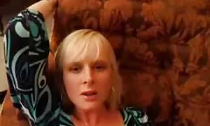 Nach langer Zeit mit den Klingen sprang der Junge in die Hände seiner Freundin. Trip, der es reife frauenpornos teilweise auf den Kofferraum sticht, ist ziemlich zufrieden. Nachdem er begonnen hatte, das Kaninchen nach dem Rauchen der Barriere zu absorbieren und zu bekommen, beendete er es mit einem Spermapray auf seinem Gesicht.