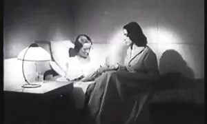 Im Raum erschien eine dunkle Frisuren mit Brille, die glamouröse Kleider hat. Allmählich haben die Mädchen den Raum und die Form. Sie erschien in kleinen und rasierten Titten, um schlanke Beine zu quetschen, um die Aufmerksamkeit des Publikums auf die Vagina zu kostenlose pornofilme von reifen frauen lenken.