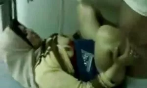 Ein junger Russe geht in den Wald, um sich zu entspannen. Nachdem reife hausfrauen gratis sie die Matratze gefüllt haben, ziehen sie ihre Badeanzüge aus. Auf der Matratze begann das Mädchen nach einer Windel .arbeite und bewege dich zu Boden, um dorthin zu gelangen. Sie hatten Spaß an der frischen Luft, und der junge hatte eine Zunge.