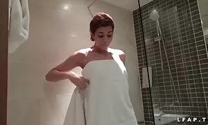 Meine Mutter fing an, mit weißen Krümeln mit Zunge zu flirten, dann begann sie mit Bändern zu arbeiten. Sie gaben ihm einen großen Gummi, er fing an, ihn zu reife porno tube essen. Dummes Mädchen, Frauen, schwarz in Hüten.